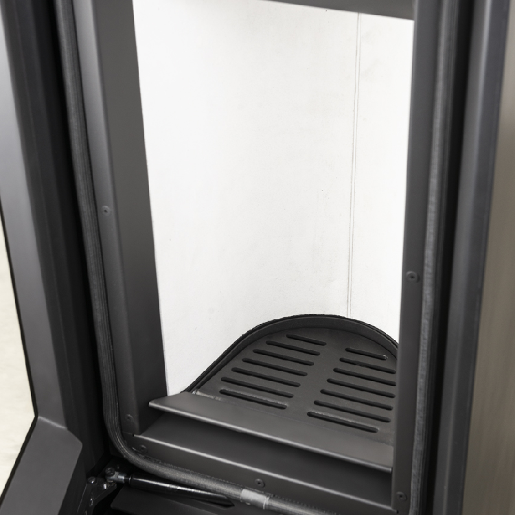 Vaste foyer de combustion à la verticale. Typique de Tonwerk.