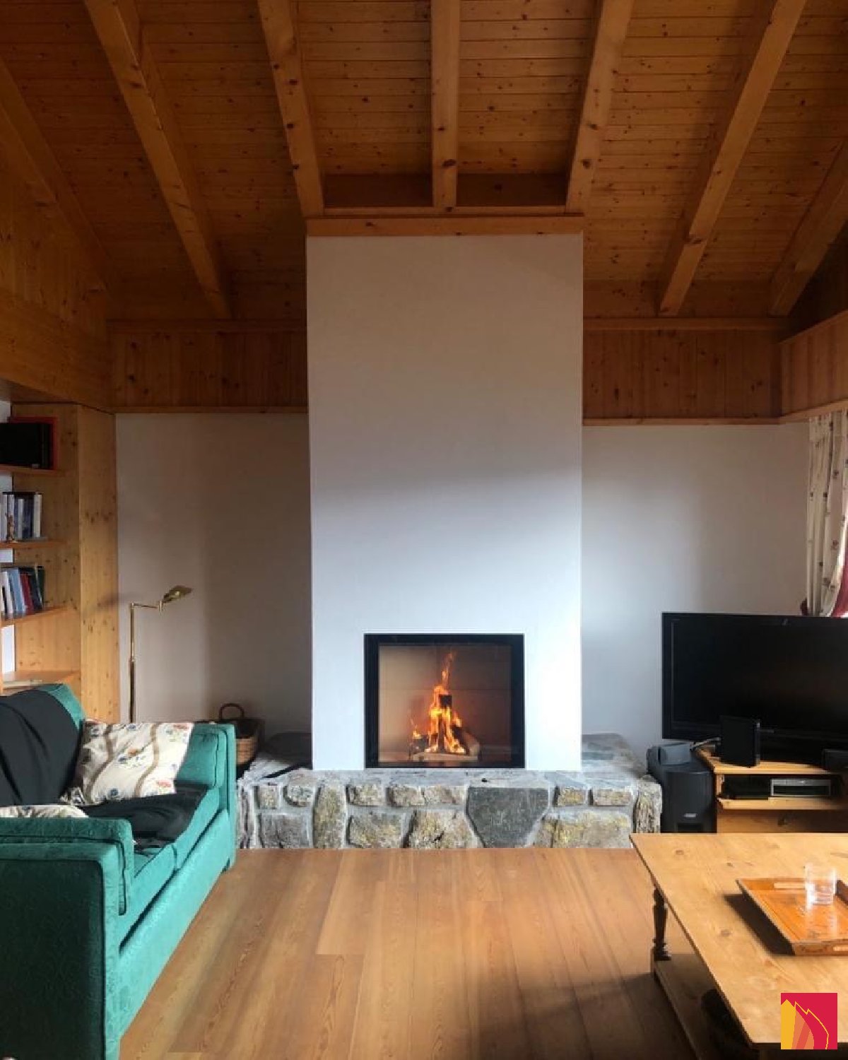 Cheminée frontale avec socle en pierre - Carron-Lugon