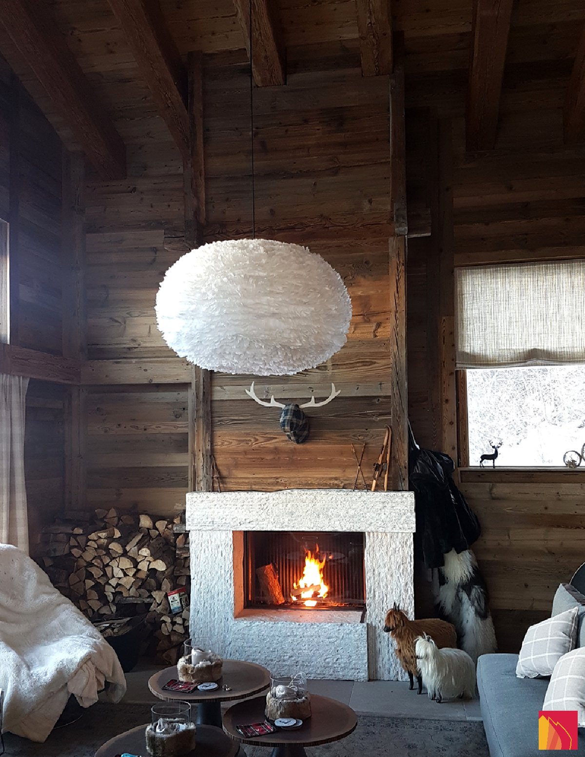 Cheminée frontale avec manteau bois et socle en pierre de St-Léonard flambée - Carron-Lugon
