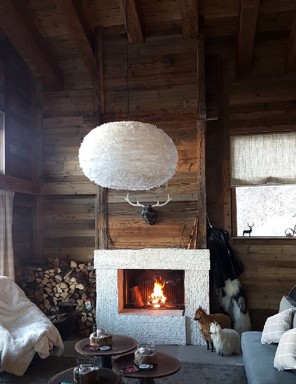 Cheminée frontale avec manteau bois et socle en pierre de St-Léonard flambée - Carron-Lugon