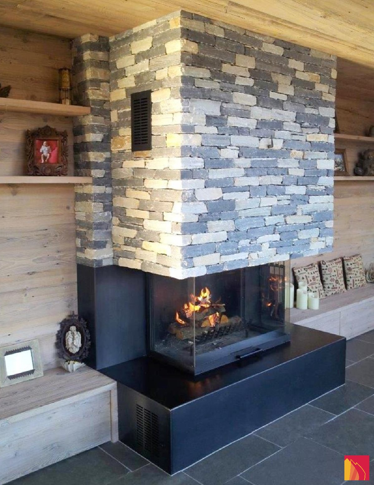 Cheminée trois vitres avec socle en acier et un habillage en pierre de St-Léonard - Carron-Lugon