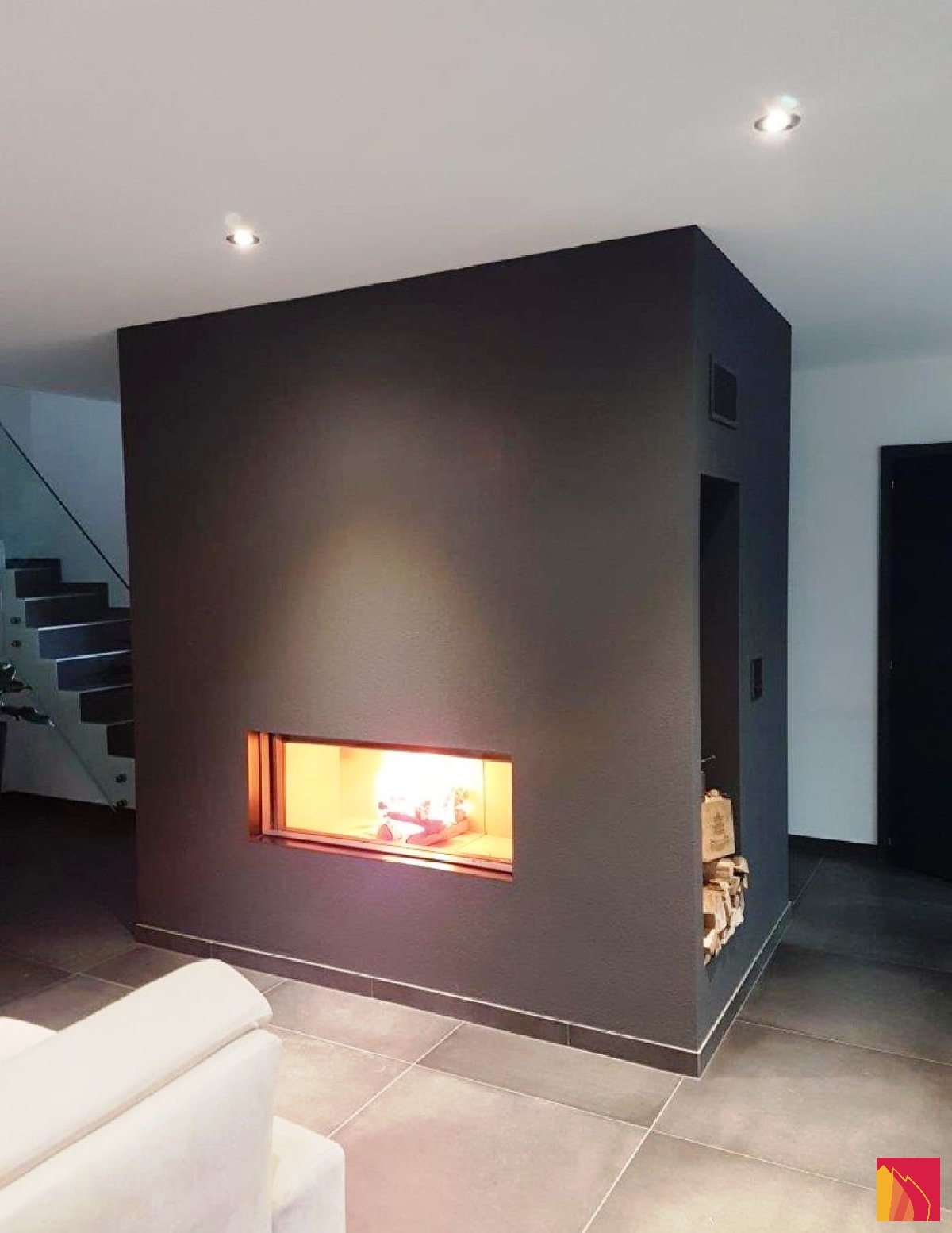 Cheminée frontale type trou à feu avec niche à bois latérale - Carron-Lugon